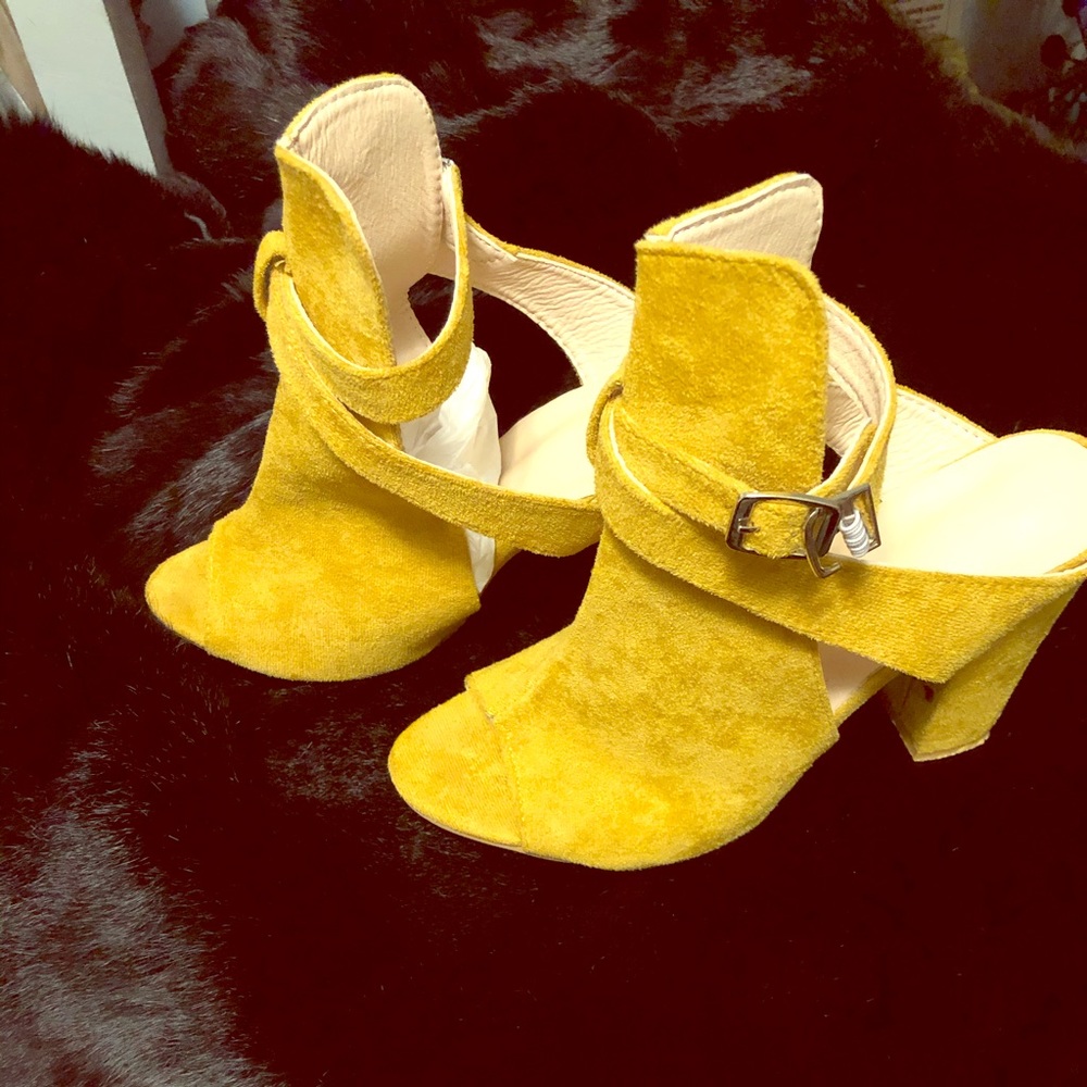 Block heel suede shoes